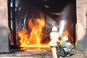 Кемеровское МЧС сообщило, что в Кемерово на производстве горит резиновая крошка