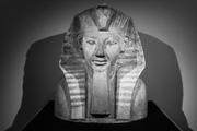 Таинственный черный саркофаг поднимут на поверхность в Египте