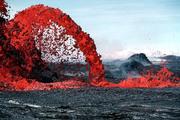 Видео, как вулканическая бомба на Гавайях упала на лодку с туристами