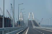 На Крымском мосту строители уложили первые рельсы