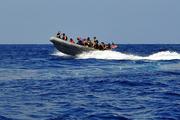 Нелегальные мигранты приплывают в Испанию и разбегаются