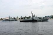 Путин на катере поприветствовал экипажи кораблей на параде в Петербурге