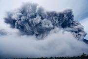 Вулкан на Камчатке выбросил столб пепла на высоту 2,5 километра