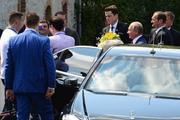 Приехавший на свадьбу Владимир Путин написал пожелание на машине и уехал