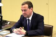 Медведев поздравил Алишера Усманова с днем рождения