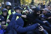 В центре Киева произошли столкновения с полицией, применялся газ