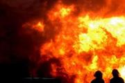 В Москве загорелся ангар, пожар бушует на площади 200 квадратных метров