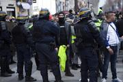СМИ: "желтые жилеты" заблокировали нефтебазу на северо-западе Франции