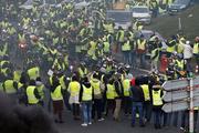 Полиция Парижа применила против протестующих слезоточивый газ