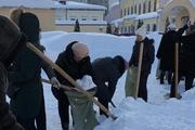 В Саратове с последствиями снегопада борются школьные учителя