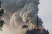 Во Франции горит Собор Парижской Богоматери. На видео заметно как полыхают языки открытого пламени