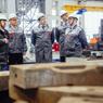 На челябинских заводах начали поднимать зарплаты работникам