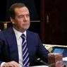Медведев после поездки в Петербург призвал «привести в чувство» военкоматы