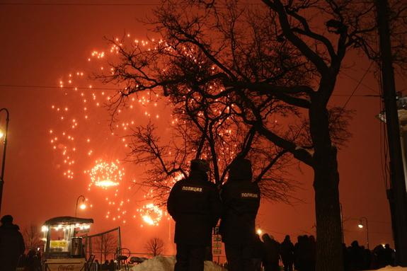 Петербуржцы в новогоднюю ночь не смогут запускать фейерверки во дворах