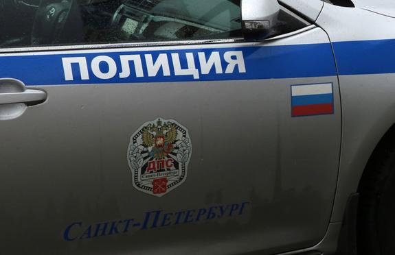 В Петербурге пешеход ударил ножом водителя, машина которого загораживала проход