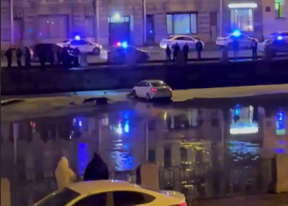 Мигрант бежал от петербургской полиции на каршеринге и оказался на льду Фонтанки