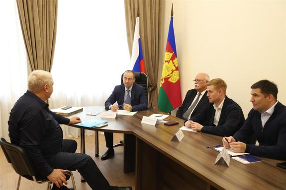 Юрий Бурлачко провел прием граждан в кубанском парламенте