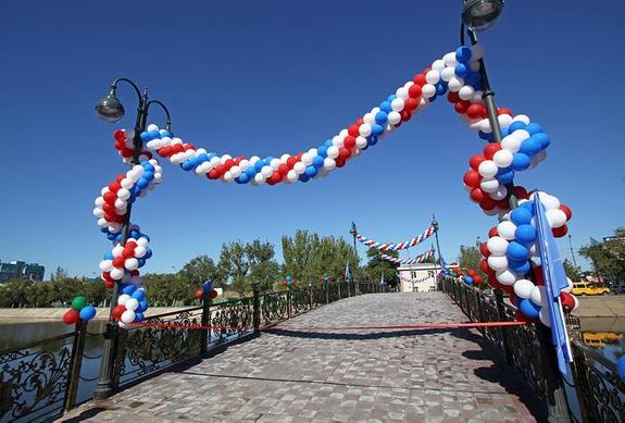 Сквер Г. Алиева и мост Дружбы России и Азербайджана стали гордостью Астрахани