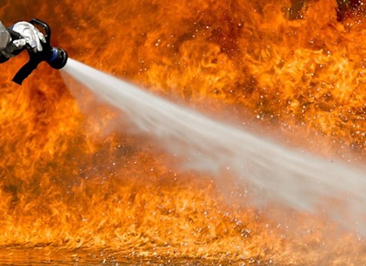 Московские пожарные спасли из горящего дома 23 человека