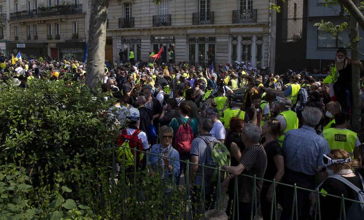 На 24-ю общенациональную акцию протеста в Париже вышли сотни "желтых жилетов"