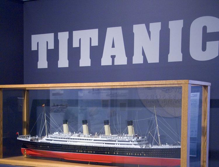 На аукционе за $98 тыс. продали "фляжку с историей", принадлежавшую пассажиру "Титаника"