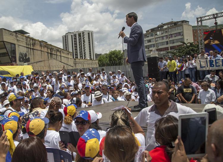 Власти Венесуэлы заявили, что в стране начался путч