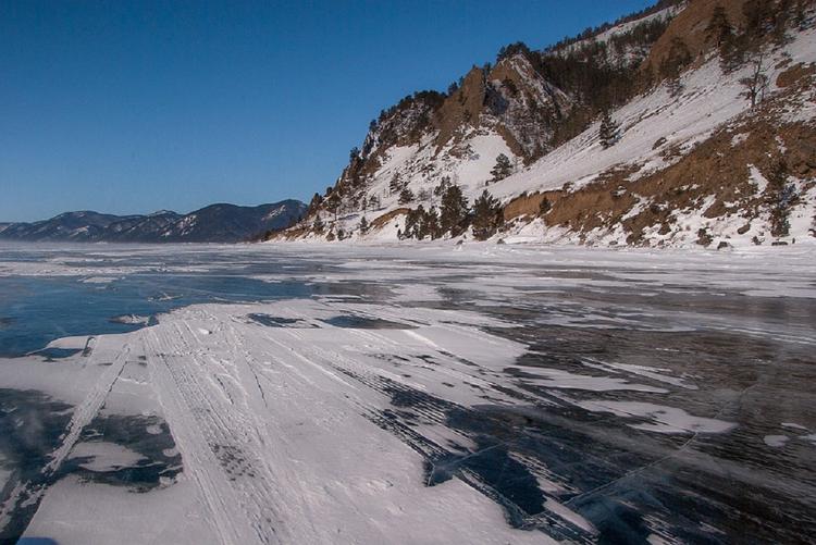 Под лед озёра Байкал провалился автомобиль