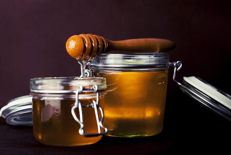 Диетологи рассказали, почему заменять сахар мёдом – не лучшая идея