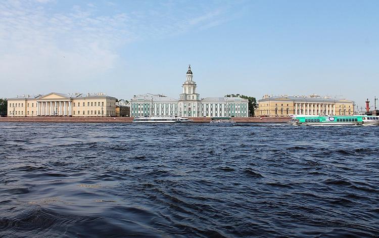 На набережной в Петербурге туристка из Китая упала в воду и пропала