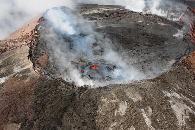 Любопытный турист упал в кратер действующего вулкана на Гавайях и чудом выжил