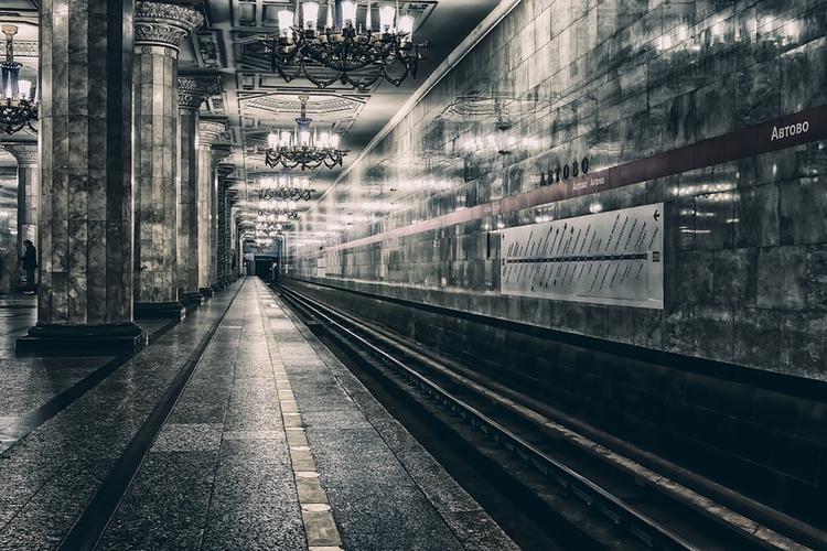 Женщина упала на рельсы в петербургском метро