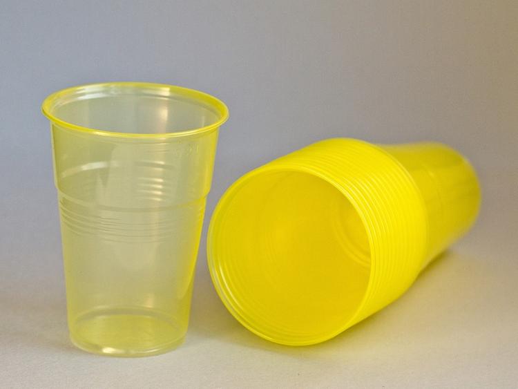 В Госдуме поддержали идею о введении запрета на продажу пластиковой посуды