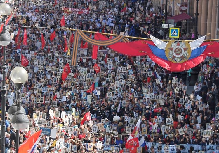 Путина удивило, что шествие "Бессмертного полка" продолжалось во время грозы в Москве