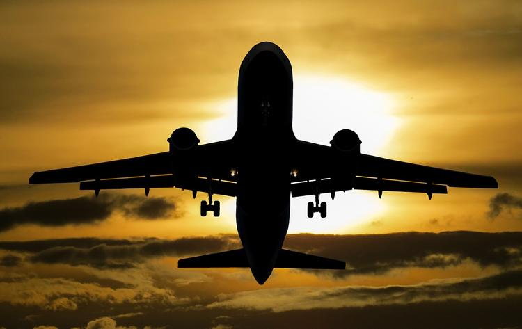 Российский самолет вернулся в аэропорт  из-за неисправности масляного фильтра