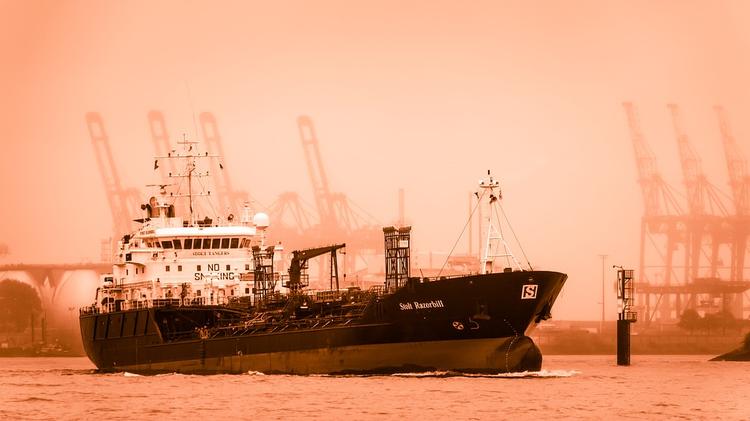 В порту Фуджейра  в  ОАЭ прогремели взрывы на семи нефтяных танкерах