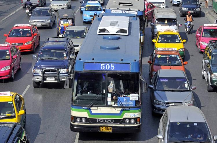 Автобус перевернулся в Таиланде, более 20 пострадавших