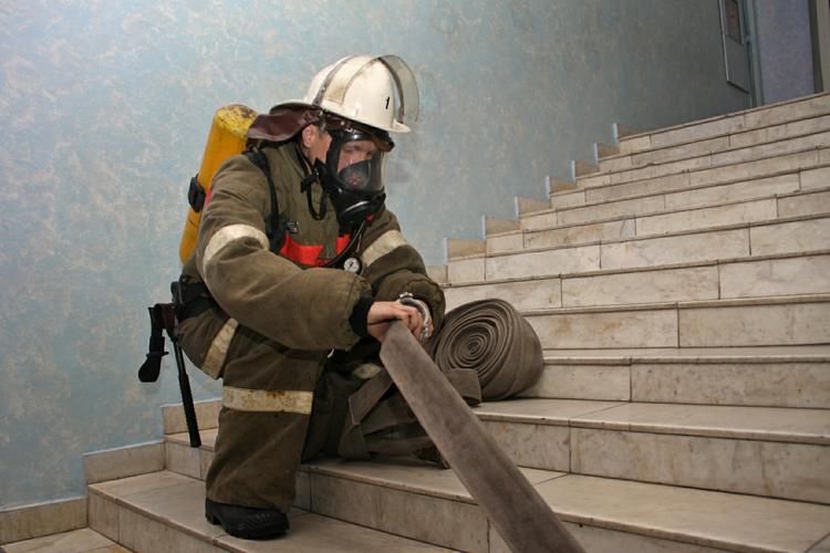 В Южном Тушино пожарные спасли женщину из горящей квартиры