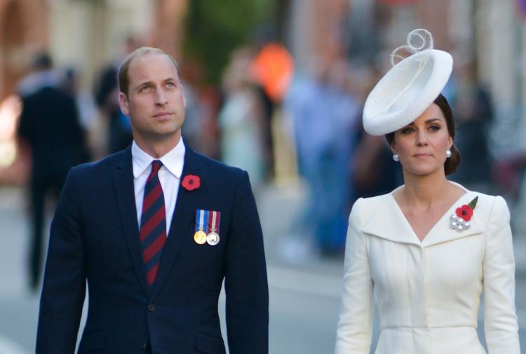Принц Уильям и герцогиня Кэтрин познакомились со своим новорожденным племянником