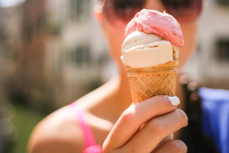 В центре Москвы у девушки в магазине украли мороженое