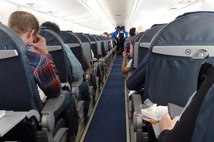 Пенсионерке придется заплатить штраф за драку со стюардессой на рейсе в Крым
