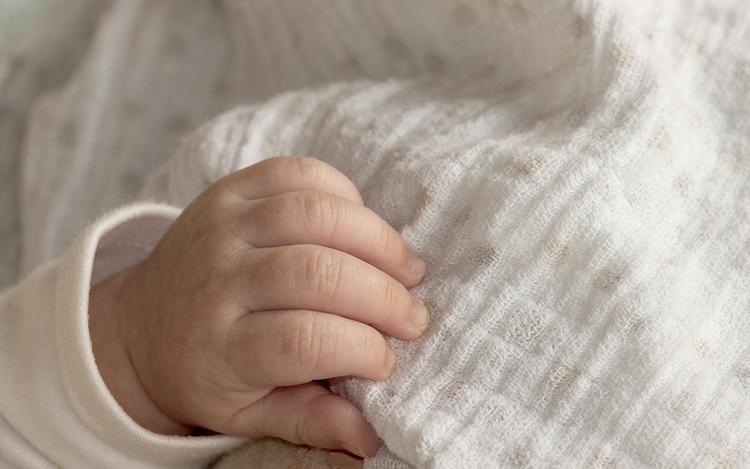 В одном из домов Петербурга нашли брошенного грудного ребенка