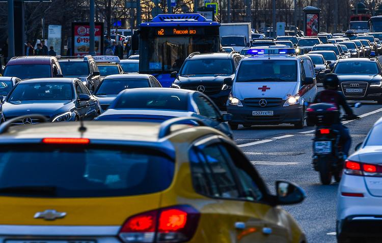 Московских автомобилистов предупреждают о загруженности дорог после 15:00