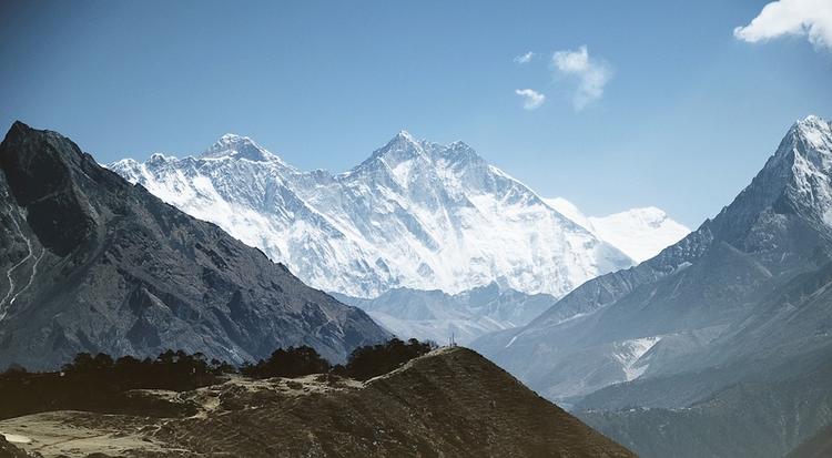 На склоне Эвереста был найден альпинист без сознания