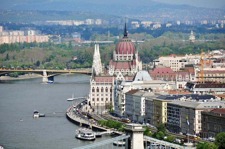 В Будапеште на реке Дунай перевернулся катер с туристами, есть погибшие