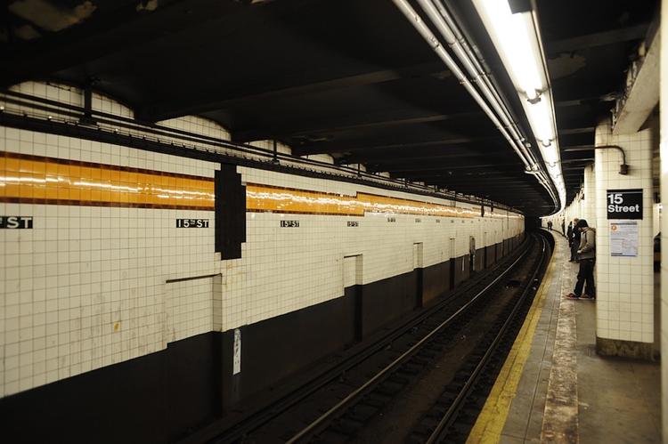 На Манхэттене неизвестный бросил петарду в вагон метро