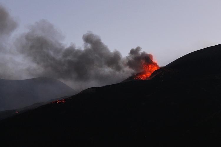 В сети появилось видео извержения вулкана Этна на Сицилии