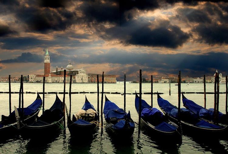 В Венеции круизный лайнер протаранил туристическое прогулочное судно