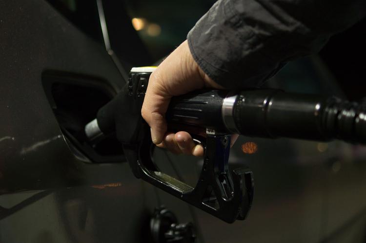 Сотрудник автозаправки оплатил за клиентку бензин и получил 1,5 млн рублей