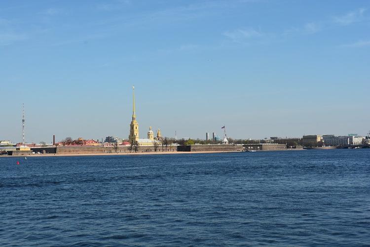 Жители Петербурга заметили на Неве большие бензиновые пятна