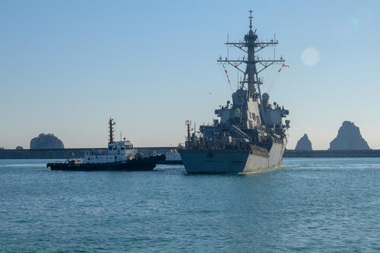 Появилось видео сближения «Адмирала Виноградова» и крейсера США в Восточно-Китайском море